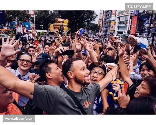NBA球星魔兽霍华德中国行武汉站 大口品尝热干面表情包频现 NBA球星魔兽霍华德中国行武汉站 大口品尝热干面表情包频现